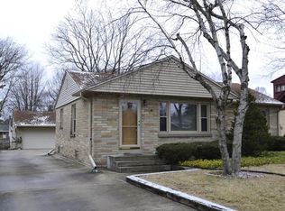 7513 N Navajo Rd, Fox Pt, WI 53217