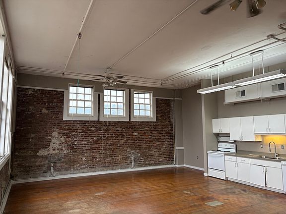 2nd image of 125 Oak St #411