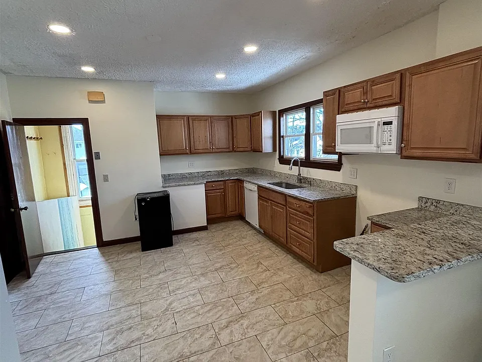 569 Main St #2