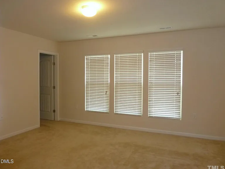 521 Denhoff Dr — Photo 5