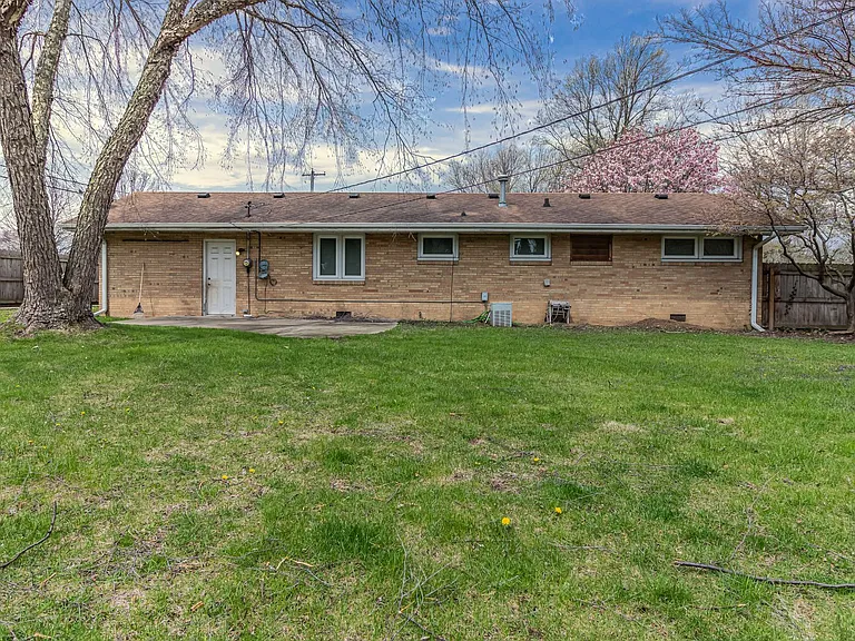 2106 Campbell Dr — Photo 4