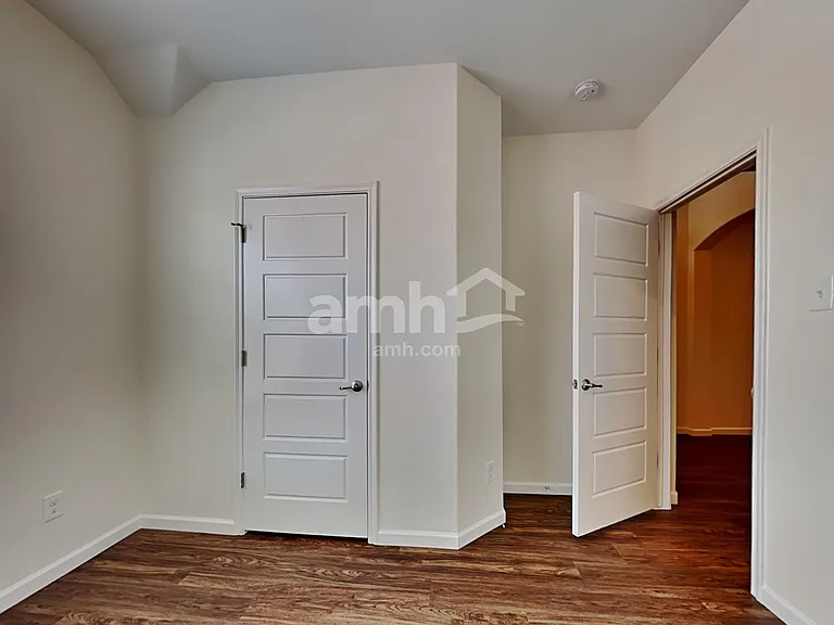 463 Silverstone Dr — Photo 16