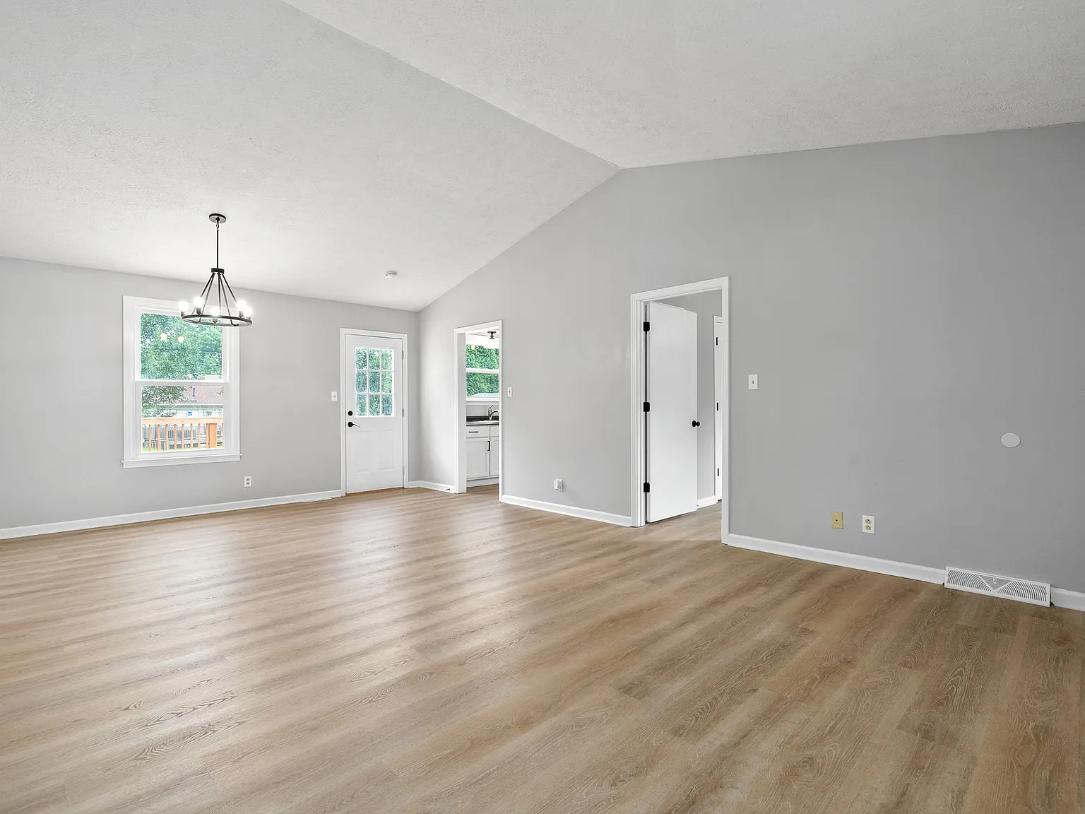 3 bed, 1250 sqft, $1,695 — Photo 4