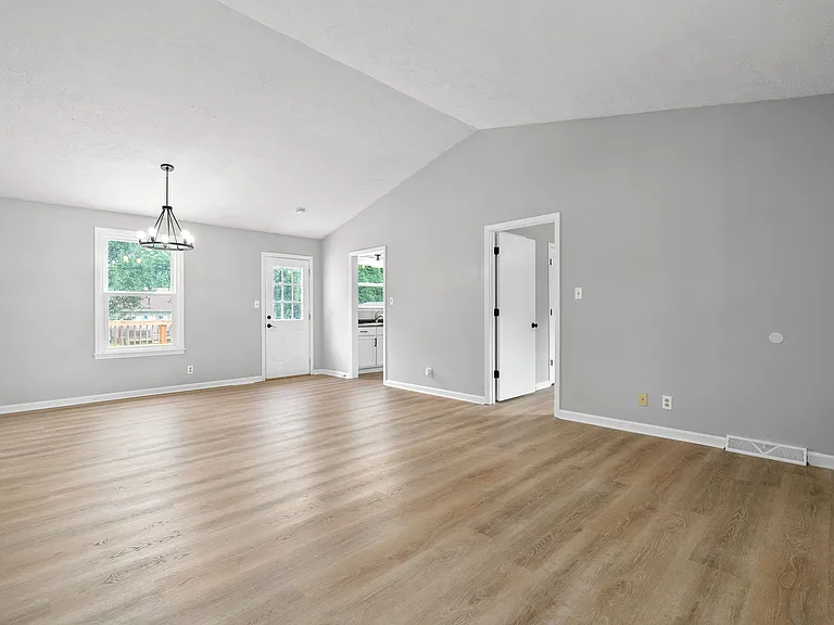 313 Grassland Dr — Photo 4