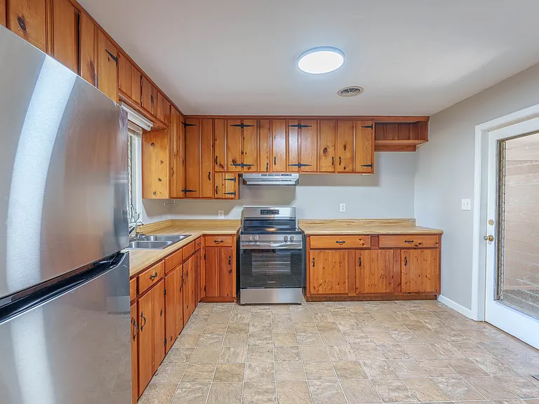 325 Bayless Ave — Photo 12