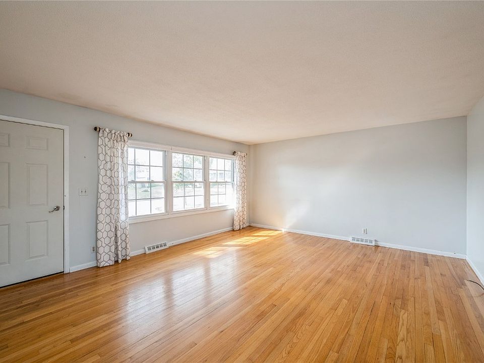 5758 Langdon Ave SW, Cedar Rapids, IA 52404 Zillow