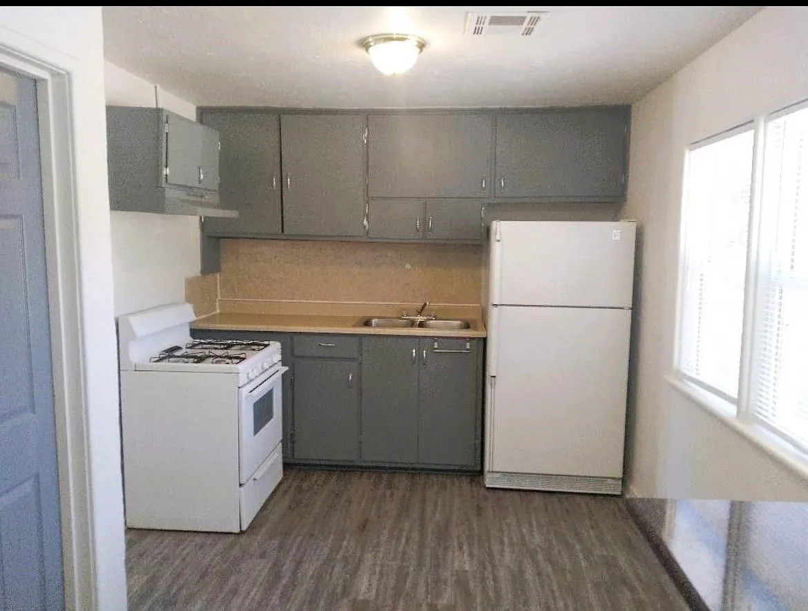 2 bed, 700 sqft, $700 — Photo 3