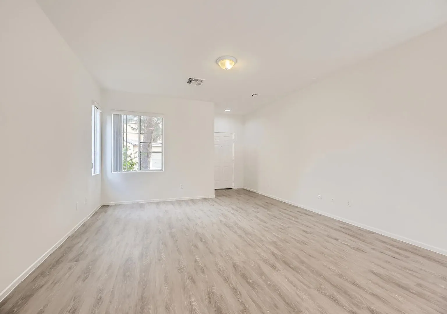 Stunningly Upgraded! 3 Bed, 2.5 Bath — Photo 4