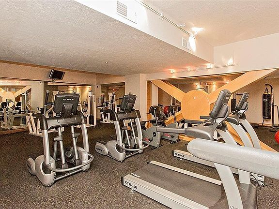 5th image of 2222 Detroit Ave APT 1016