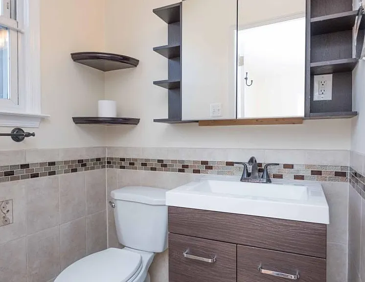 En-suite master bathroom.
