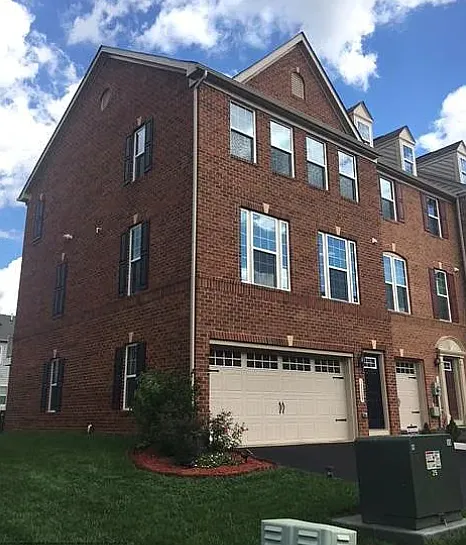 3 bed, 2.5 bath, 2016 sqft, $3,200 — Photo 1
