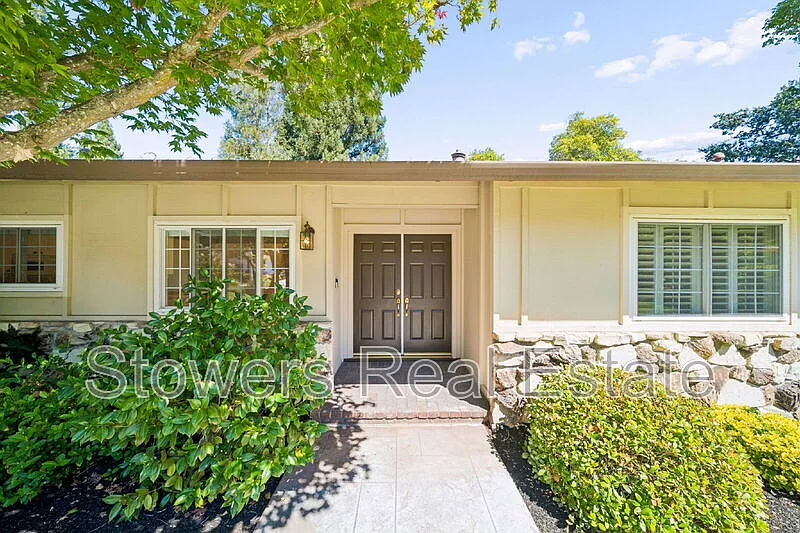 4 bed, 2.5 bath, 2568 sqft, $7,995 — Photo 4