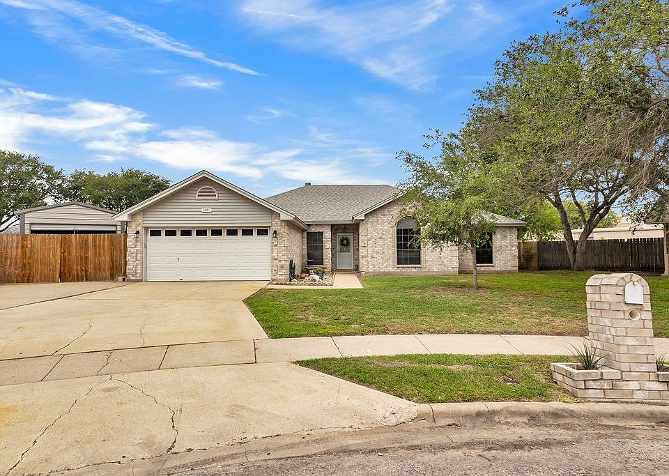 1st image of 2409 Twin Oak Dr