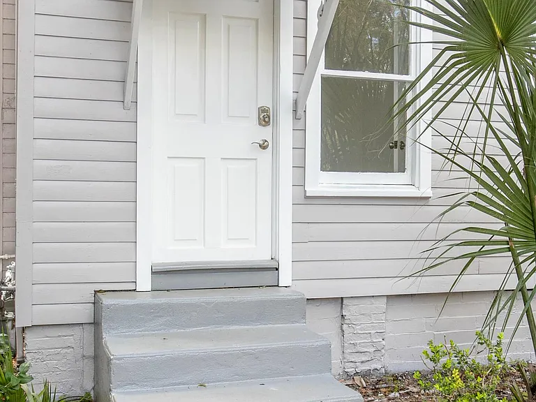 135 N Clara Ave — Photo 2