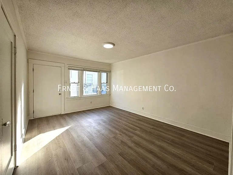 1145 Linden Ave — Photo 3