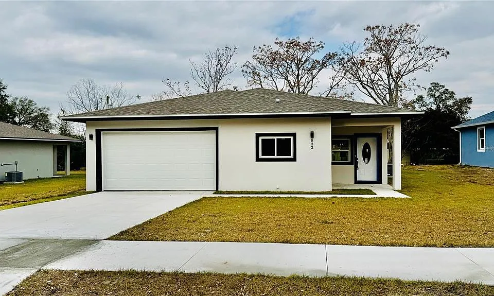 832 E Desoto St