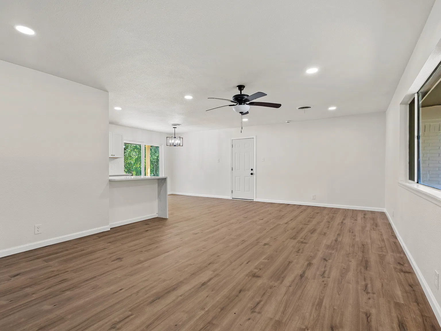 3 bed, 1426 sqft, $1,925 — Photo 3