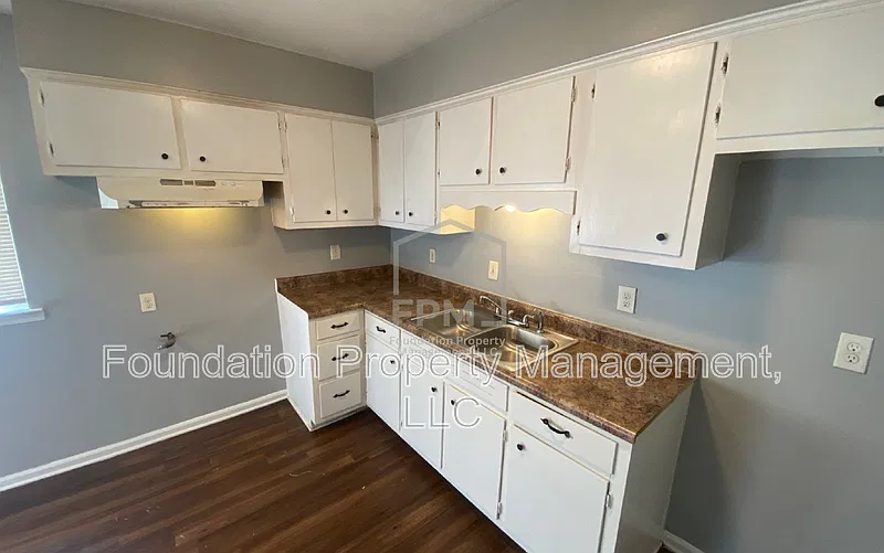 3 bed, 1.0 bath, 957 sqft, $1,000 — Photo 4