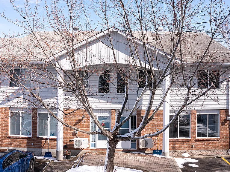 889 Chestnut Cres — Photo 19