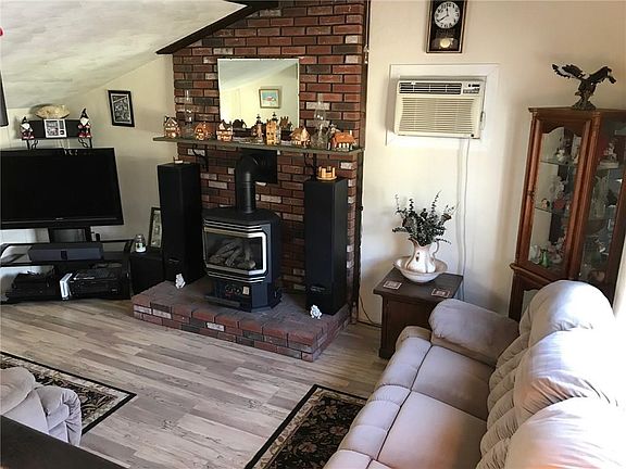 4th image of 54 Burbank Dr