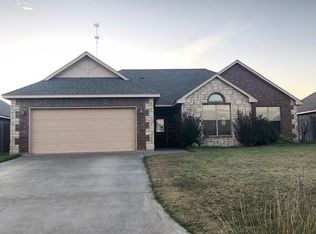 414 N Mountain Meadow Dr, Cache, OK 73527