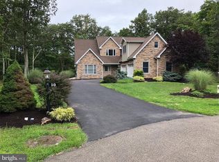10 Banyon Cir, Hazleton, PA 18202