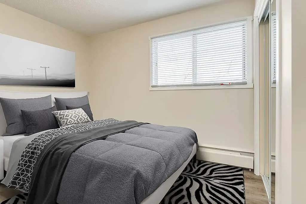 Montrose Apartments — Photo 3