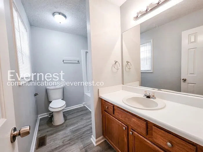 229 Hampton Dr — Photo 5