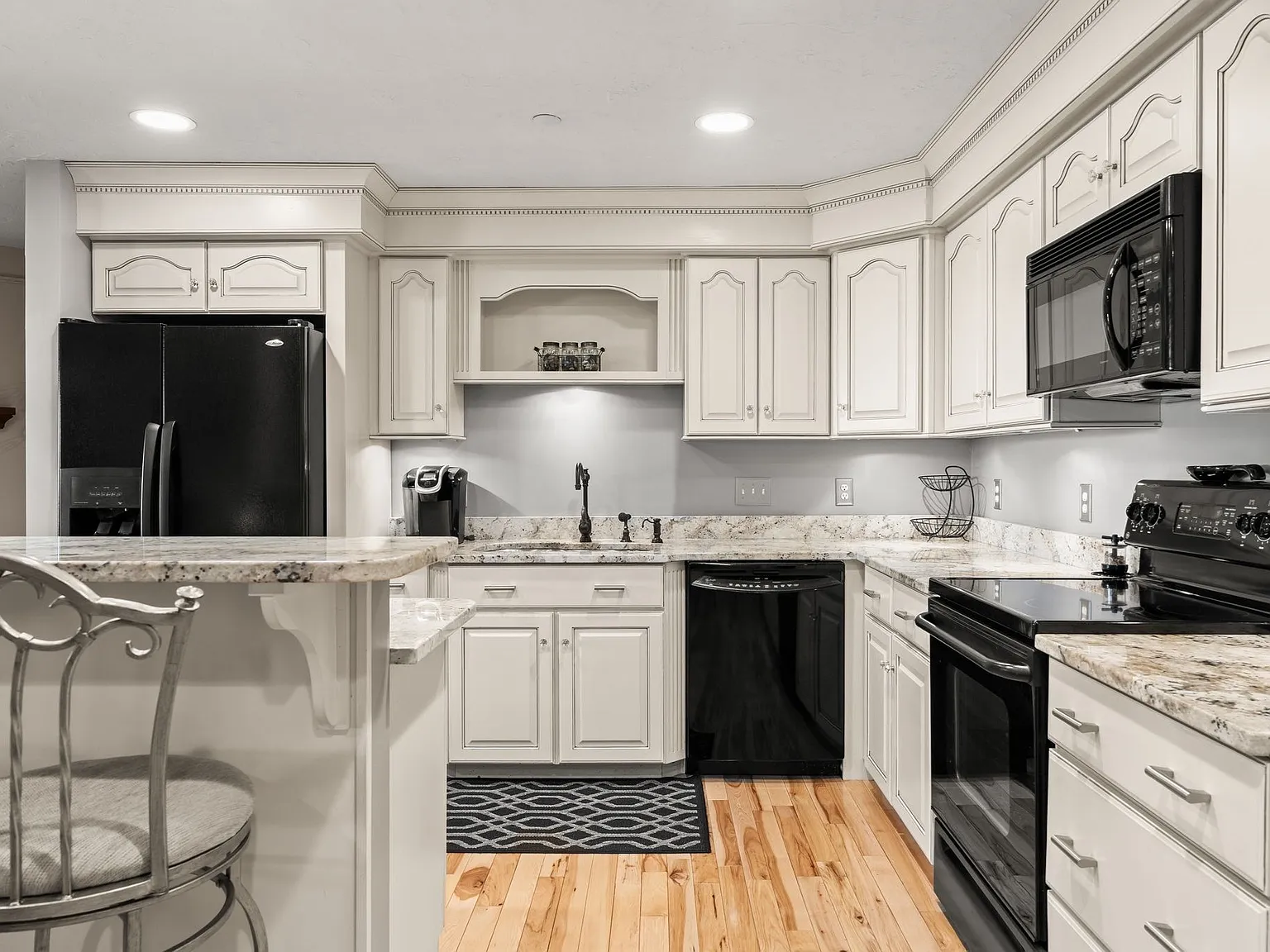 2 bed, 2.0 bath, 1770 sqft, $4,500 — Photo 4