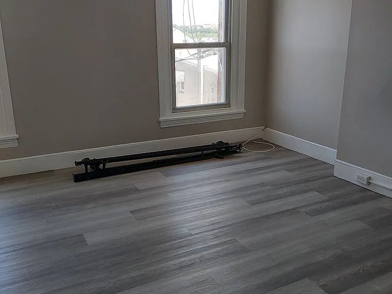 314 W 6th St — Photo 15