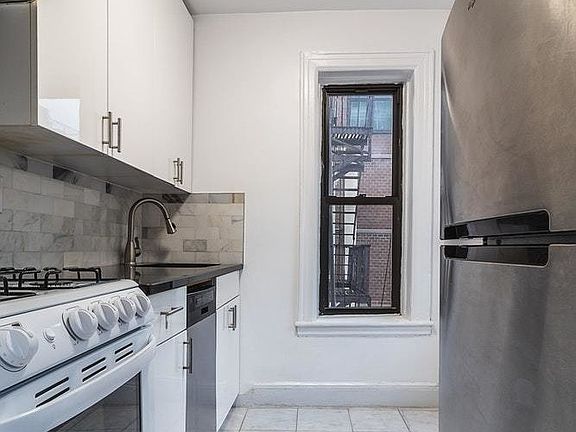 3rd image of 301 E 53rd St #2G