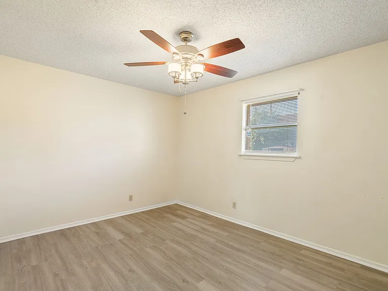 97 Michelle Dr — Photo 9