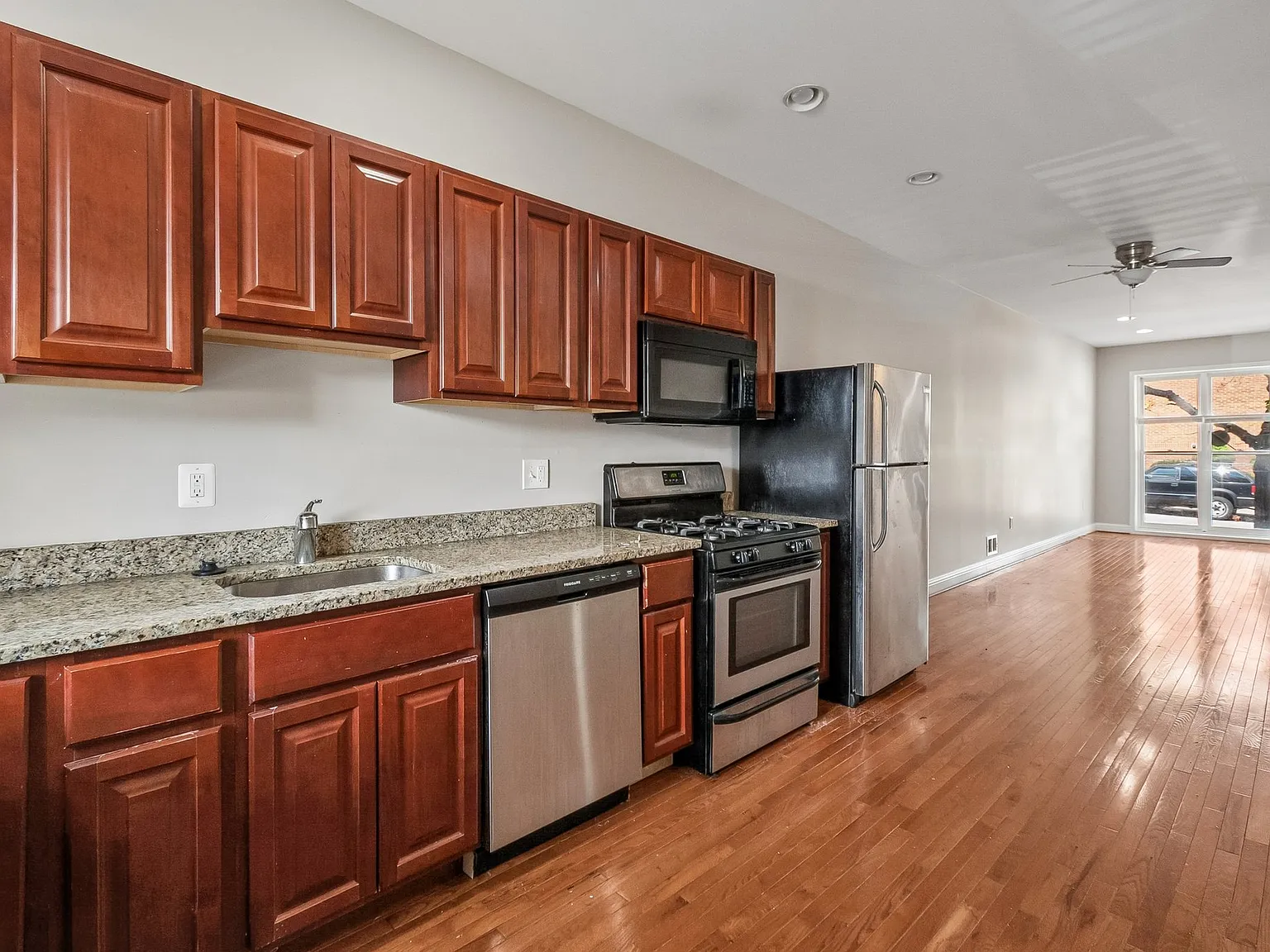 2 bed, $1,600 — Photo 4