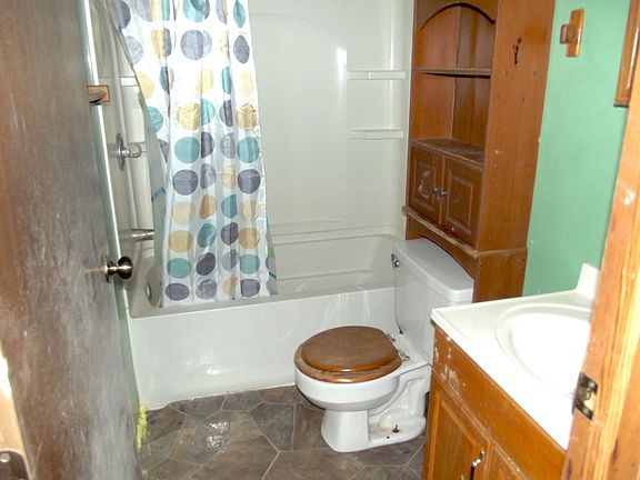 4th image of 927 Race St