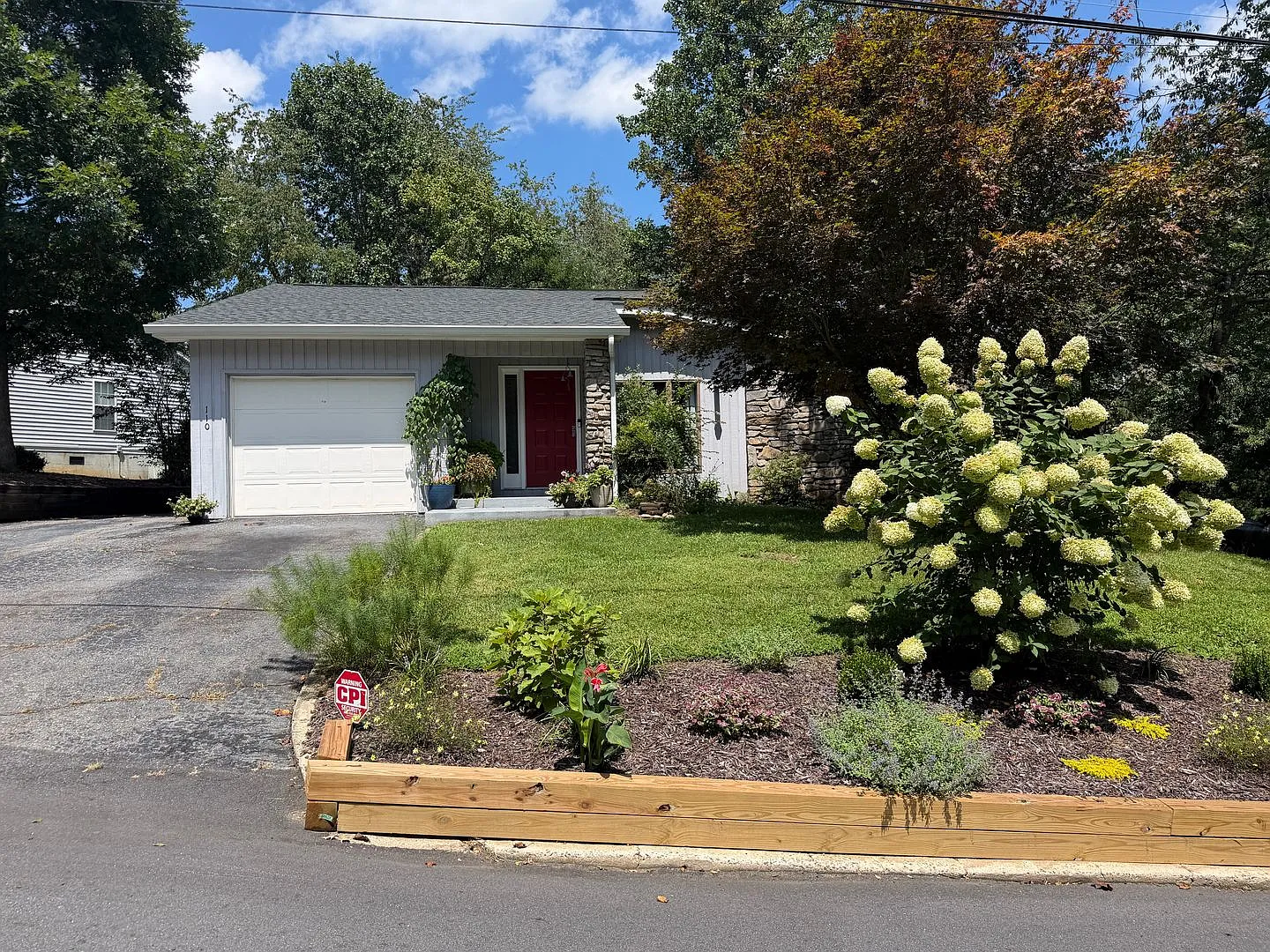 Kenilworth - Elegant, Updated 1960's Beauty! — Photo 2