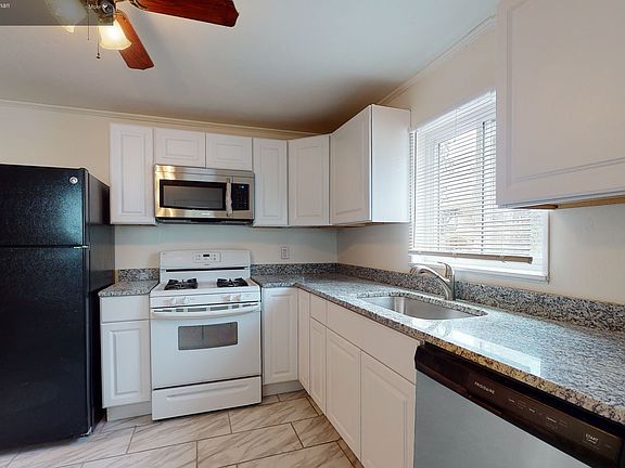 Kitchen w/ granit counters