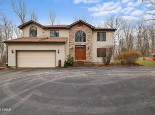 75 Four Pines Ln, Hawley, PA 18428