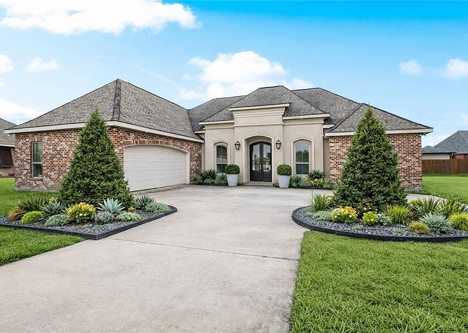 1st image of 204 Lac Segnette Dr