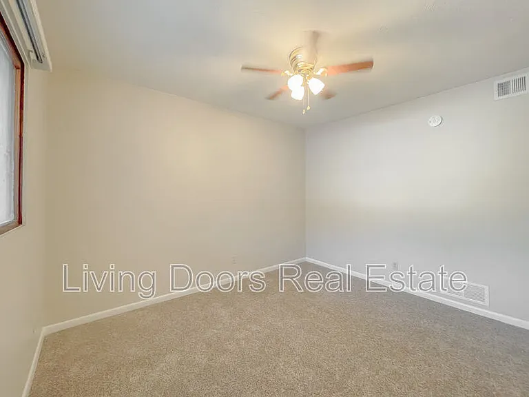 4711 Gladstone St — Photo 10