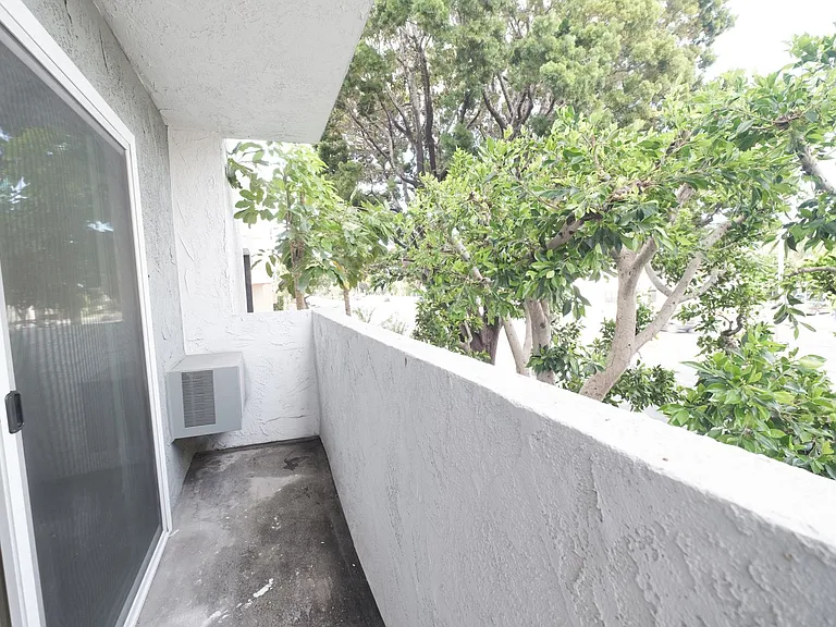 1400 Venice Blvd.- Modern Living in the Heart of Venice Renovated 2 Bedroom Units — Photo 10