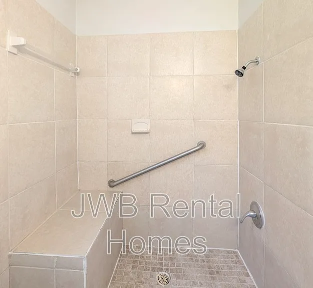 835 E Union St — Photo 10