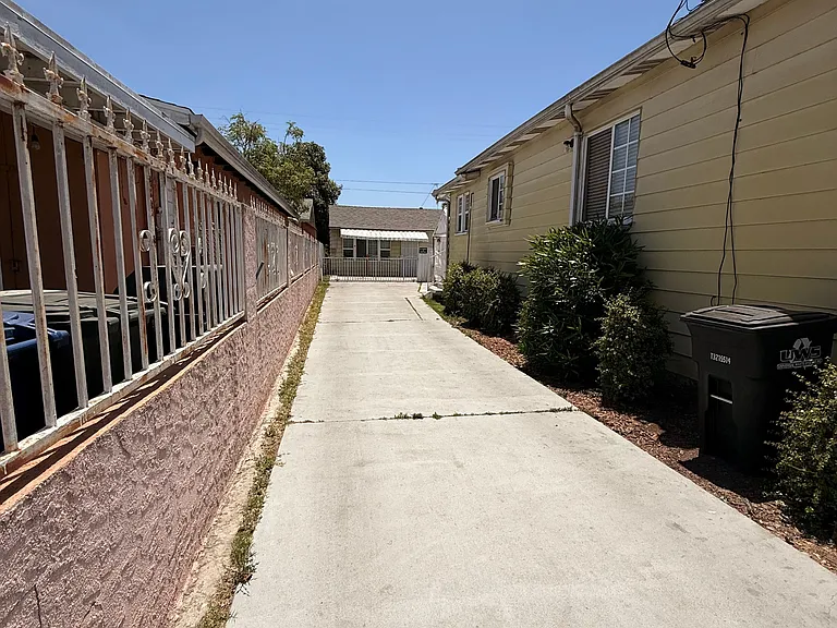 2628 Iowa Ave #BACK — Photo 3