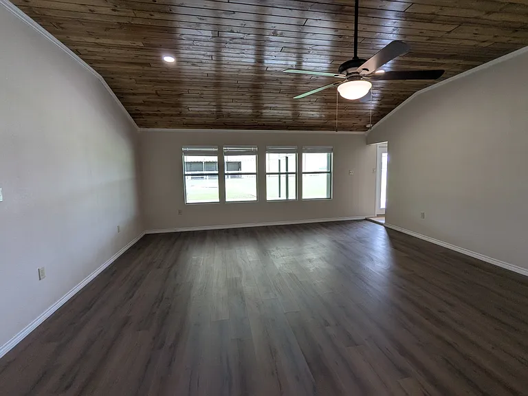 5694 N US Highway 277 — Photo 28