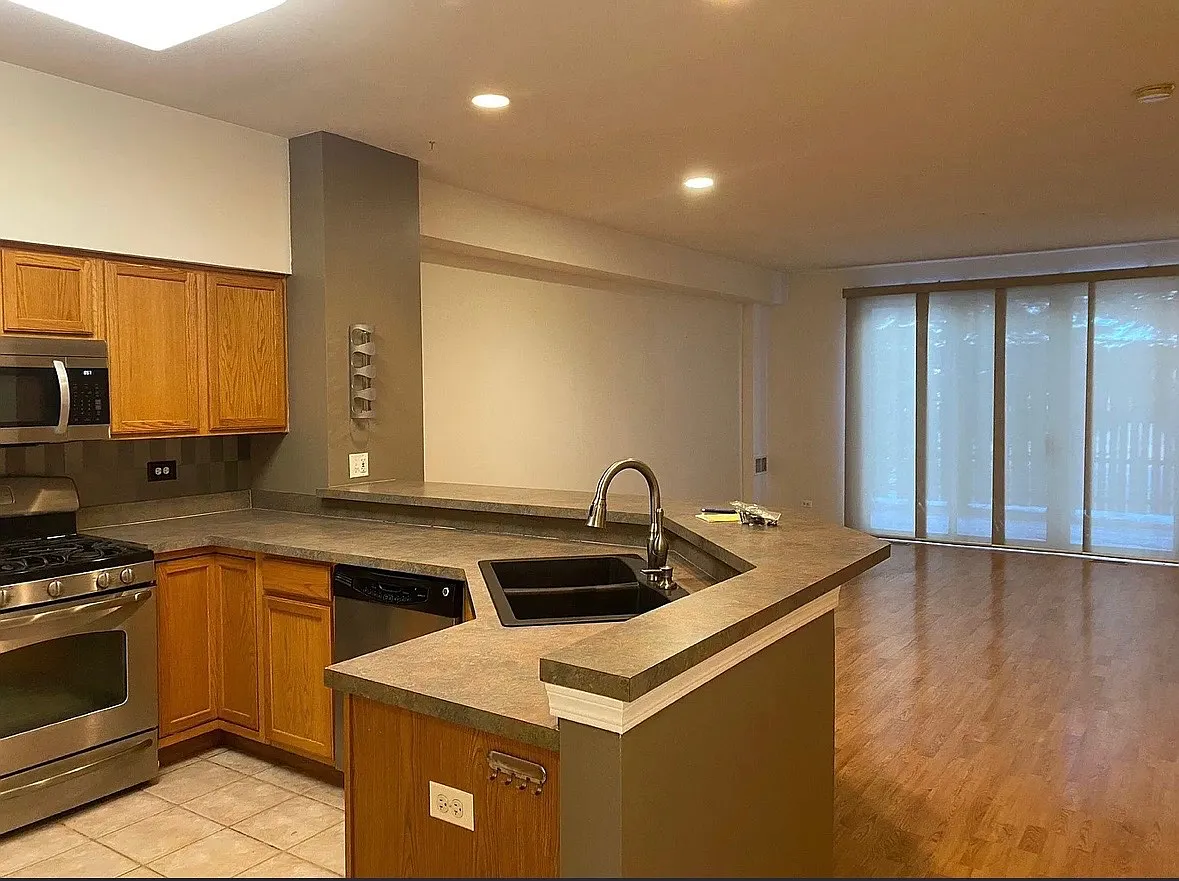 2 bed, 2.5 bath, 1326 sqft, $2,300 — Photo 3