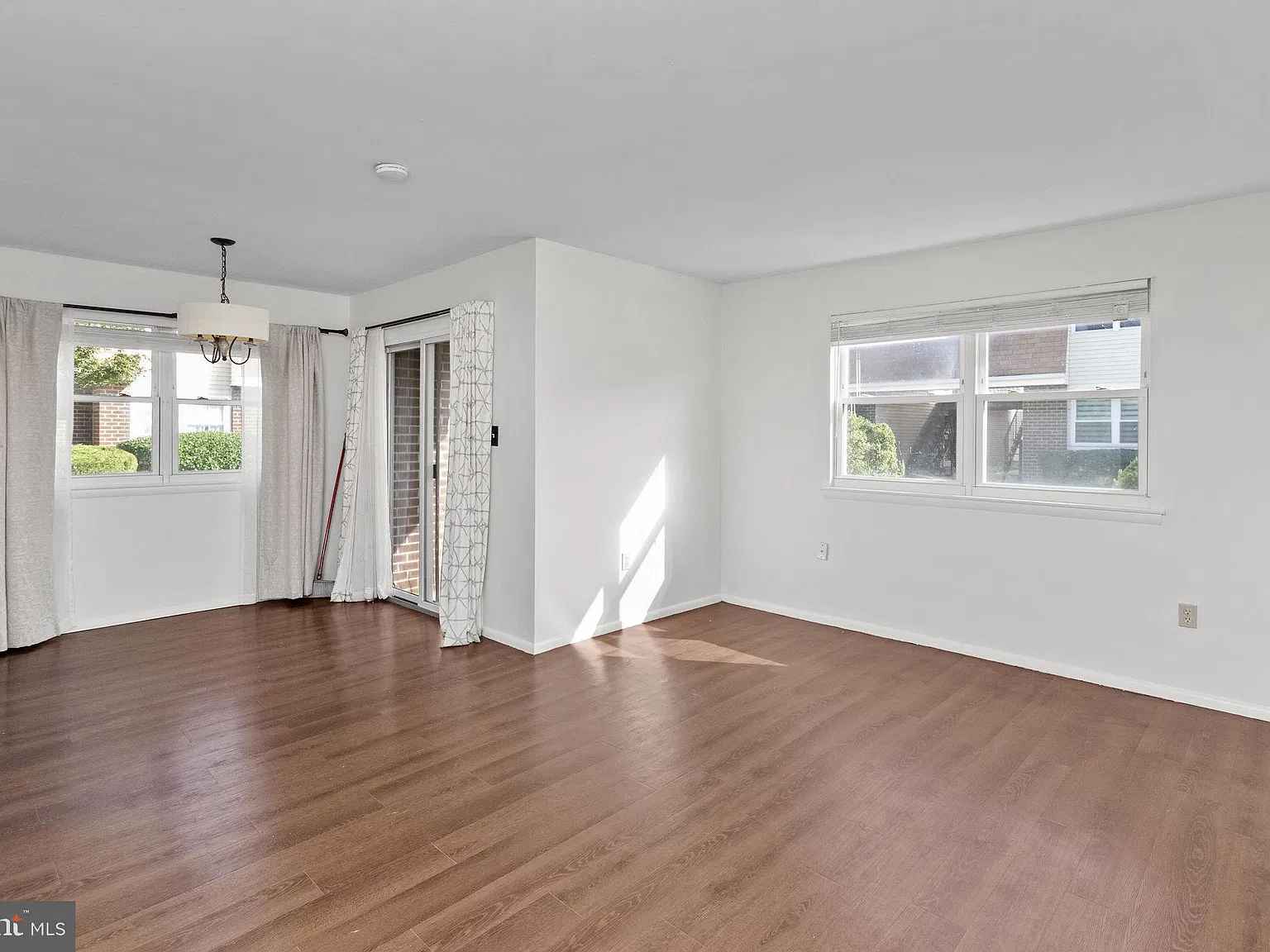 1 bed, 1.0 bath, 774 sqft, $1,600 — Photo 2