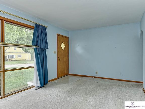 4th image of 4894 Robin Hill Dr