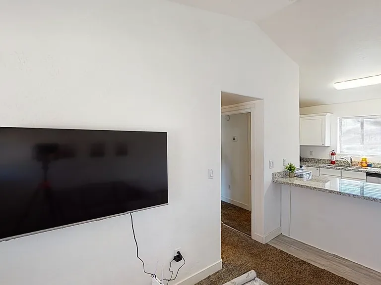 571 N 10th Pl — Photo 7