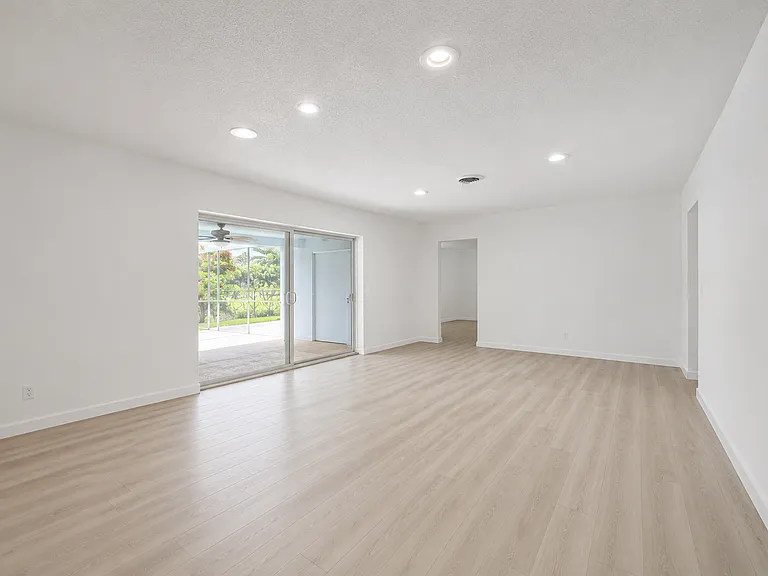 1301 SW 8th St — Photo 2