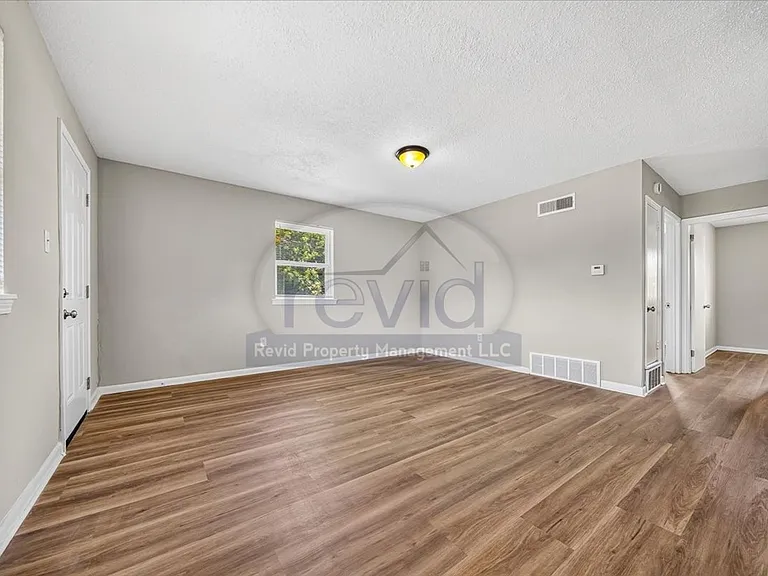 708 Hastings — Photo 10