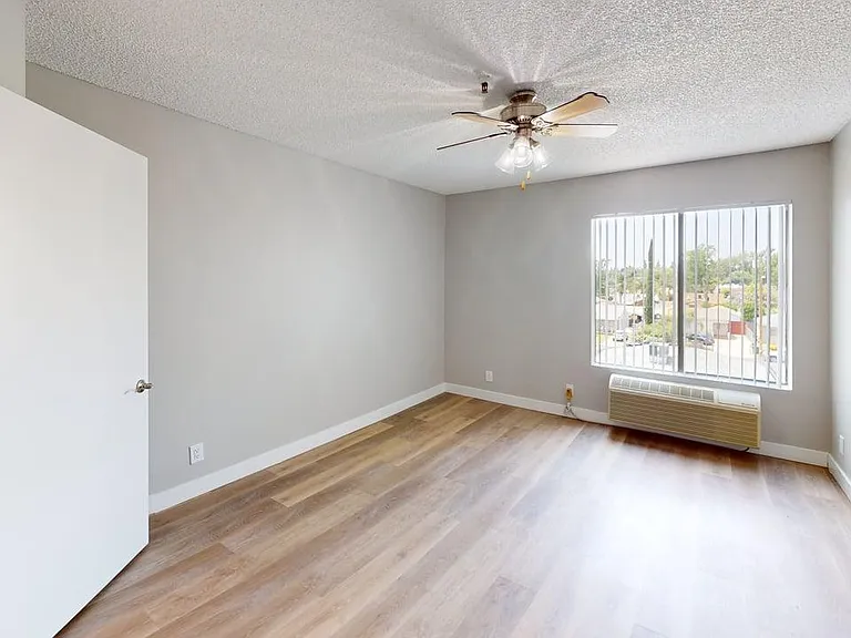 Chateau Regent Apartments — Photo 14